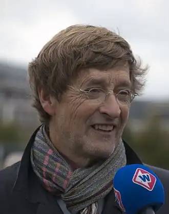 Ferry Mingelen geeft een interview tijdens het protest tegen de aangekondigde bezuinigingen op de publieke omroep op het Malieveld te Den Haag.