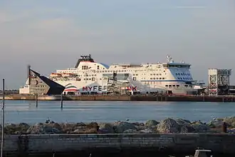 Een ferry in de haven van Calais