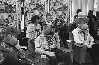 v.l.n.r. Meneer de Groot, Ome Joop en Dik Voormekaar. Op de achtergrond Ferry de Groot en André van Duin. (1979)