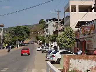 De hoofdweg Av. Brauli Marcelino do Prado (BR-482) in het centrum van Fervedouro