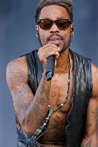 Mat Bastard tijdens een optreden van Skip the Use (2014)