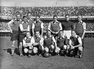 Rijshouwer (knielend 2e van links) met Feijenoord in oktober 1947