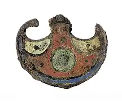 Fibula (mantelspeld) ingelegd met email