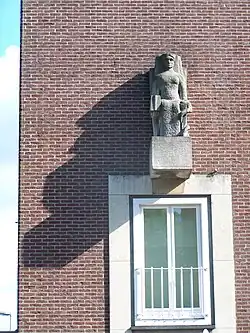 "Hygiea" gemaakt door Fieke Smit in 1960, geplaatst tegen de muur van het voormalige hoofdkantoor van de zorgverzekeraar (Voorzorg en Hulp bij Ziekte (VHZ)) aan de Nicolaas Beetsstraat.