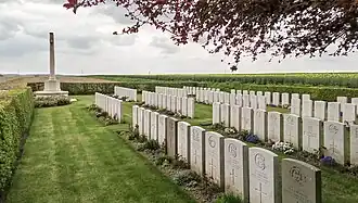 Zicht op graven en Cross of Sacrifice