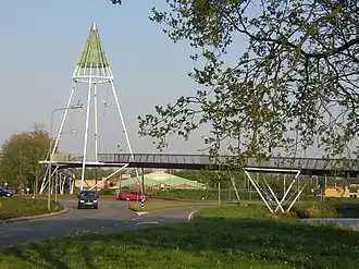 Fietsbrug 'De Slinger' over de rotonde in de Zuiderhogeweg