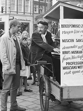 Links Ton Lensink (als Evert Egmond), rechts Lex Goudsmit als pianist tijdens een opname in 1962.