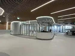 Entree aan de westzijde. Gebruikers kunnen inchecken in de stalling met een OV-chipkaart, bankpas of een zogenaamde fietstag (februari 2023).