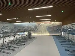 Aan beide kanten zijn grote afbeeldingen te zien op de wanden. Dit is De bedreigde zwaan van Jan Asselijn (circa 1610 - 1652) uit de collectie van het Rijksmuseum (februari 2023).