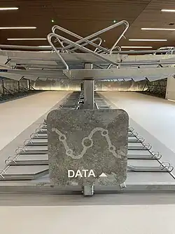 De stalling heeft een aantal secties met names als "data", "wind" en "water" zodat gebruikers beter kunnen onthouden waar hun fiets is gestald (februari 2023).