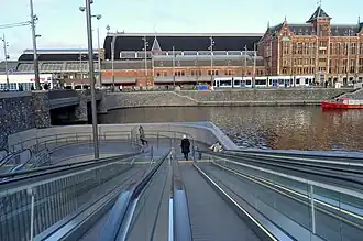 Fietsenstalling voor Station Amsterdam Centraal; entree vanaf de Prins Hendrikkade