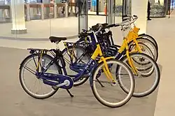 Fietsenstalling bij Station Amsterdam Centraal; interieur met OV-fietsen