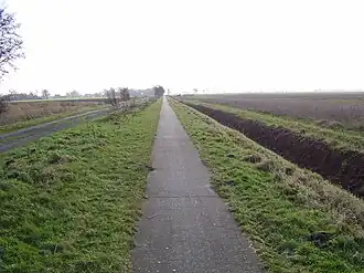 Grens tussen Nederland (fietspad) en Duitsland (grindweg) in het Groningse Hebrecht.