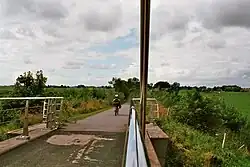 Fietsbrug Hitsumer Hichte overbrugt de N384 waar deze weg de voormalige tramlijn onderbreekt.