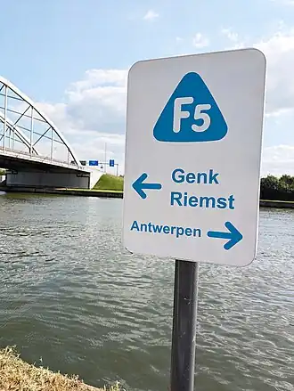 Bord van de fietssnelweg F5 aan de Kempische Steenwegbrug over het Albertkanaal