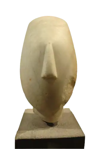 Kop van een haast levensgroot idool van het „Spedostype“ (27&nbsp;cm hoog; Louvre, Parijs).