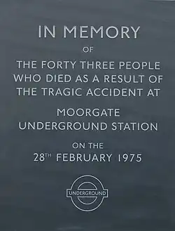 De herdenkingsplaat voor de metroramp in 1975.
