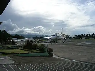 Tussen het vliegtuig en de aankomsthal wordt gelopen, het vliegveld is eenvoudig ingericht.