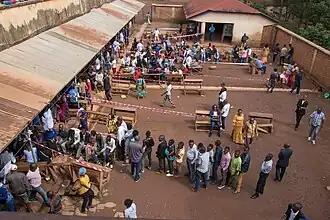 Rijen stemgerechtigden in een dorpsschool op 30 december 2018.