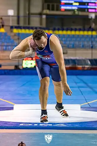 Filip Eeckhout in actie tijdens het kogelstoten