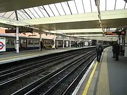 De overkapping boven de sporen van de Jubilee Line