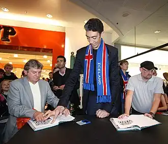 Sultan Kösen "signeert" een exemplaar van het Guinness Book of Records met zijn vingerafdruk