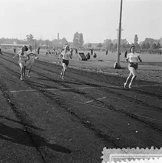 Elly Witkamp (uiterst links) in actie op de NK van 1956 in Rotterdam.