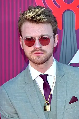 Finneas bij de 2019 iHeartRadio Music Awards