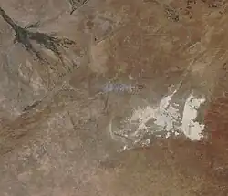 Satellietfoto van het gebied, met in het midden een brand in 2019