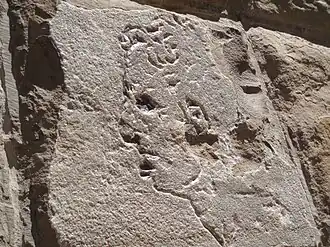 Tekening van een onbekend persoon naast de toegang. Volgens een lokale anekdote is deze door Michelangelo gemaakt.