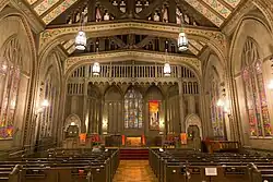 Kerkzaal met altaar en koor