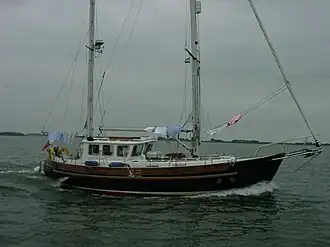 Fisher 37 varend op de motor