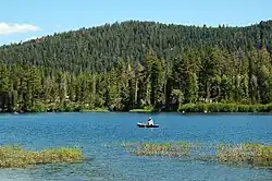 Een visser op Manzanita Lake