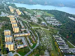 Fittja gezien uit het westen met de Albysjö op de achtergrond