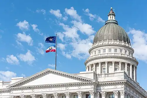 De historische vlag (boven) en de staatsvlag (onder) boven het Utah State Capitol