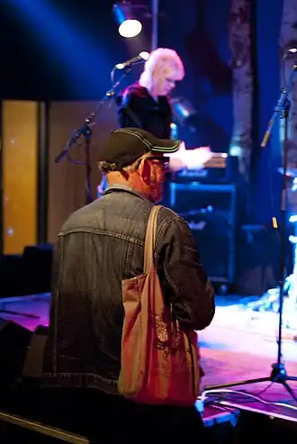 Peter Weening kijkend naar een optreden van Fleas and Lice in Vera in 2011