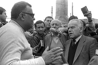 Premier Yitzhak Shamir sprekend met vluchtelingen in het kamp (4 februari 1988)