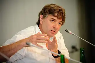 Jaspers tijdens een discussie over Srbrenica