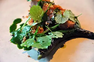 Gegrild varkensvlees met look-zonder-look en gegrilde augurk