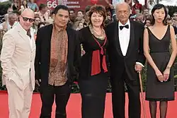 Op de rode loper bij het filmfestival van Venetië (2009), v.l.n.r. Gianfranco Rosi, Garin Nugroho, Bady Minck, Pere Portabella en Gina Kim