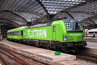 Trein van FlixTrain op Köln Hauptbahnhof
