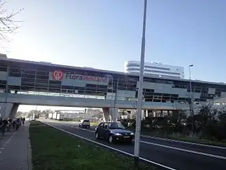Logo op de fly-over bij de vestiging in Naaldwijk