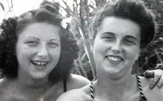 Flora Jacobs (rechts), haar zus Rebecca (links). Kort voor de oorlog.