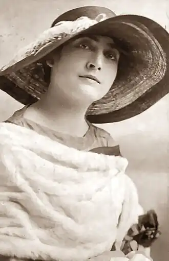 Flora Revalles rond 1916-1920