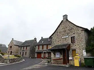 Hoofdstraat met gemeentehuis