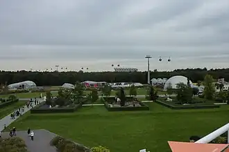 Herkenbaar achter bomenrij