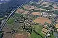 Luchtfoto van Luhden uit 2015. Links de ten zuiden van het dorp lopende Autobahn A2.