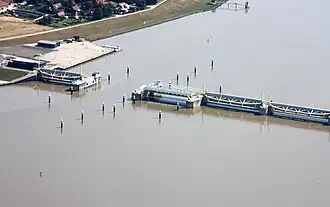 Eemskering met open doorgang