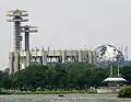 Het New York State Pavilion met op de achtergrond de Unisphere