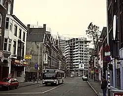 Zicht vanaf de Herengracht op de nieuwbouw van het Haagse stadhuis; goed beeld van de verwaarloosde staat van de straat begin jaren 1990